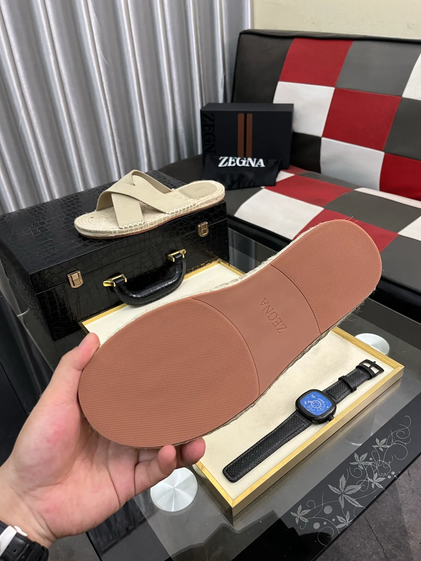 Men's shoes 💰320⌚️⌚️《HERMES》Hermès 💁♂️Men's casual slippers, compare the quality at the counter🧚🏿♂️ The upper layer has a stone pattern with clear texture, showing high-end, high-end, comfortable to wear and versatile. Purely hand-pulled, raw rubber breathable outsole, breathable and comfortable lambskin lining, 100% comfortable density, original rubber outsole wear-resistant code number 38-44. Can be customized 45-46-47